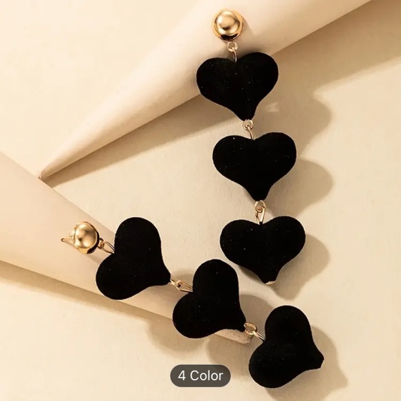 Bundle of two pairs of velvet triple heart drop earrings black and red NWT - Picture 4 of 8